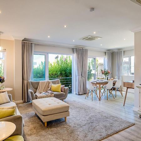 Apartemen 0 m² dengan 2 kamar tidur dan 1 kamar mandi pribadi di Camps Bay Cape Town Bagian luar foto