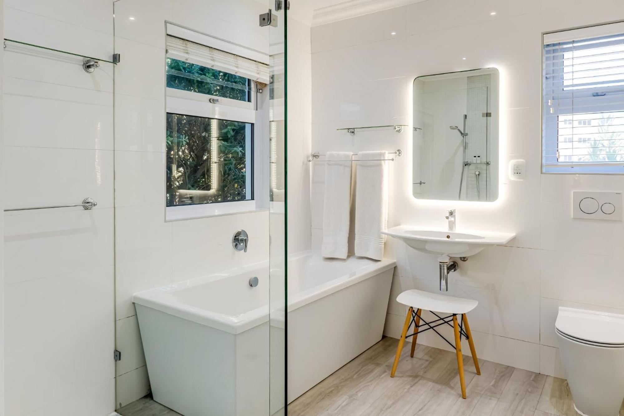 Apartemen 0 m² dengan 2 kamar tidur dan 1 kamar mandi pribadi di Camps Bay Cape Town Bagian luar foto