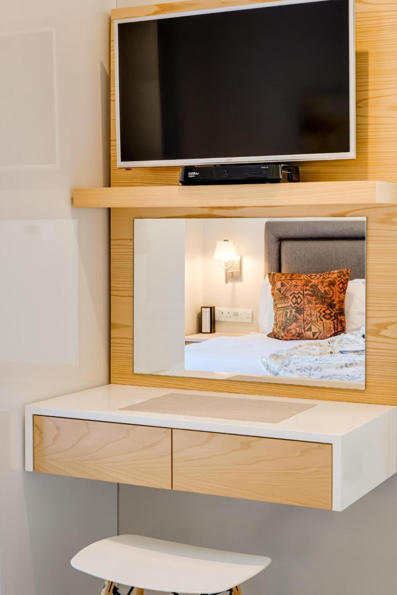 Apartemen 0 m² dengan 2 kamar tidur dan 1 kamar mandi pribadi di Camps Bay Cape Town Bagian luar foto