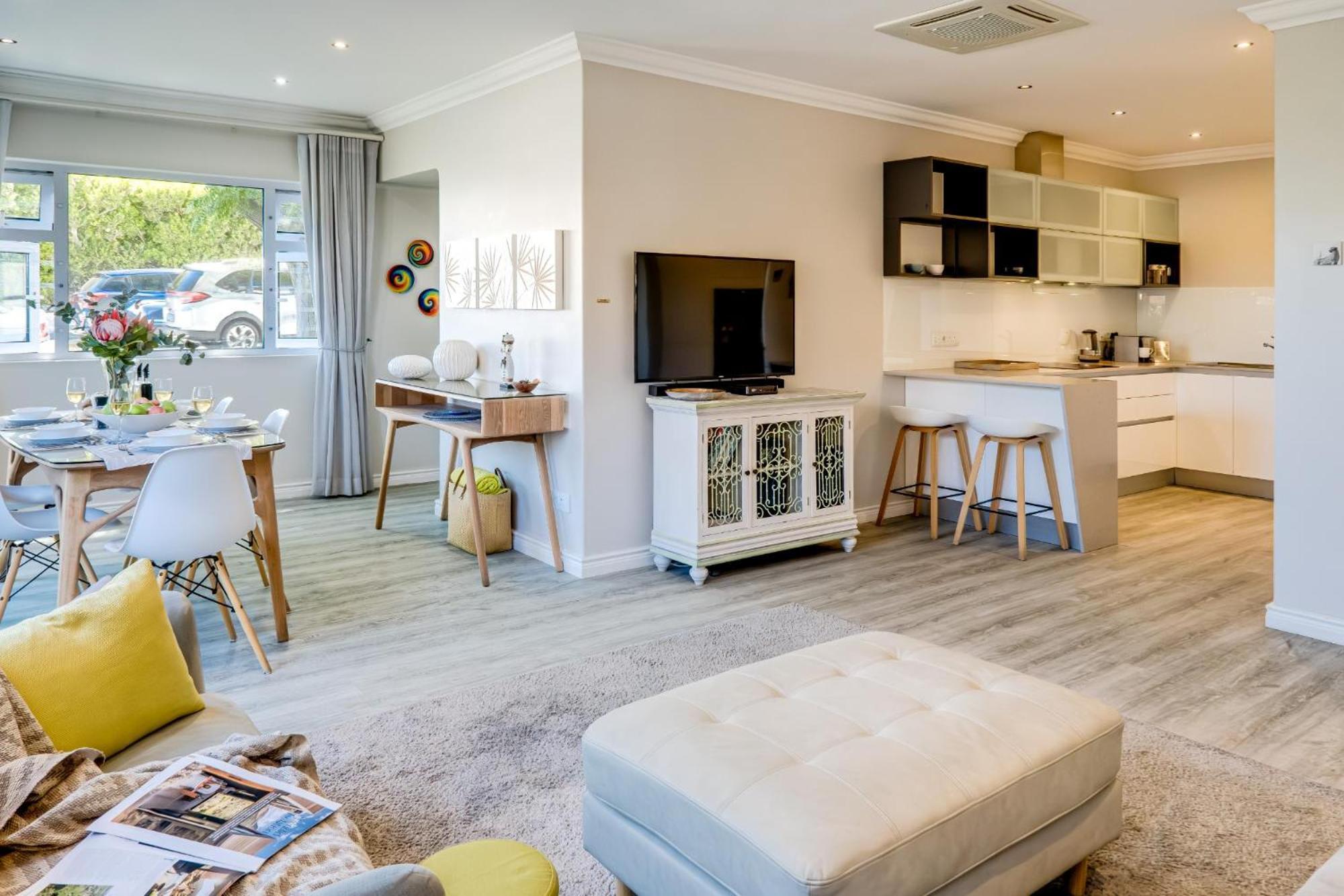Apartemen 0 m² dengan 2 kamar tidur dan 1 kamar mandi pribadi di Camps Bay Cape Town Bagian luar foto