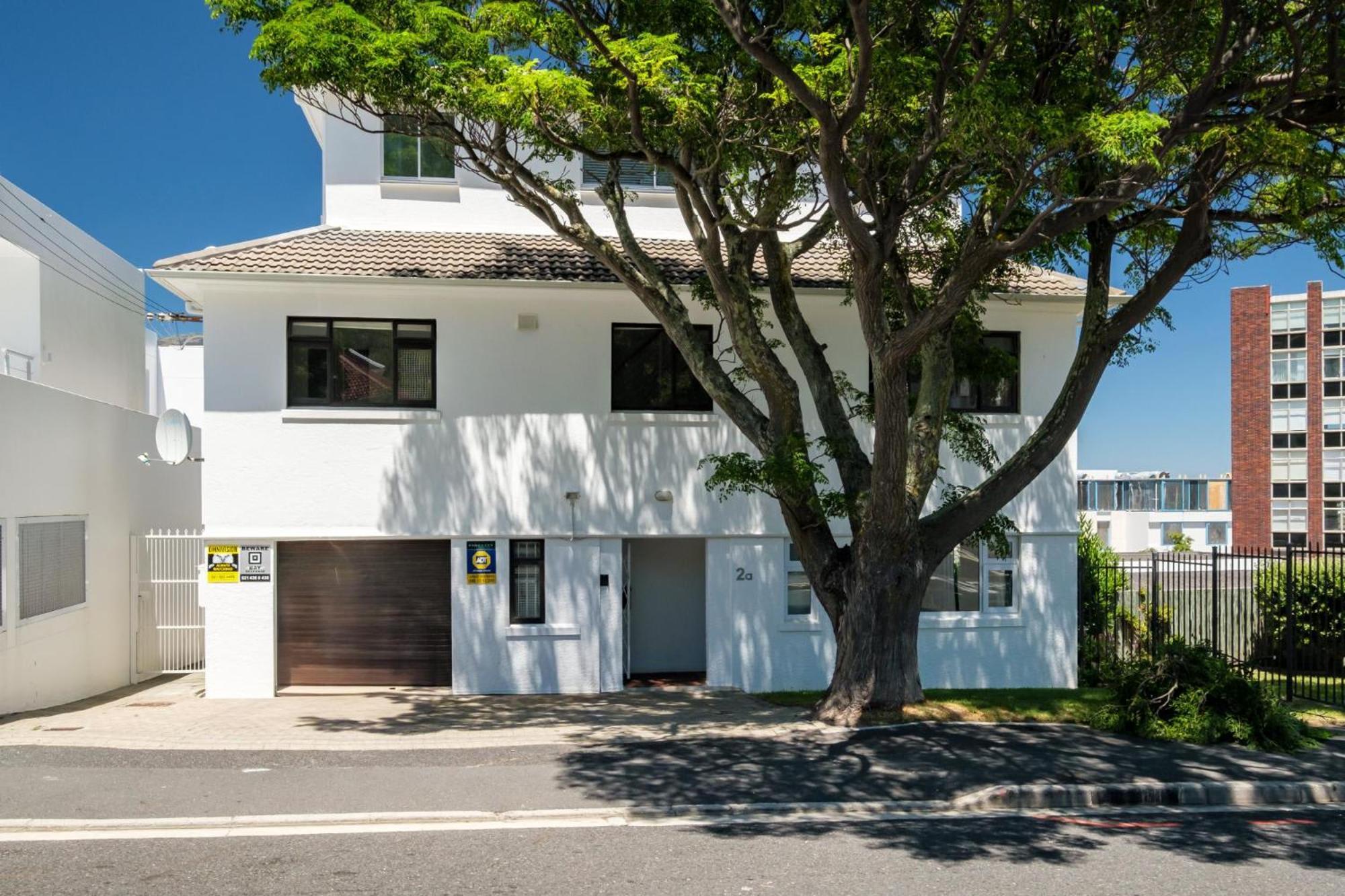 Apartemen 0 m² dengan 2 kamar tidur dan 1 kamar mandi pribadi di Camps Bay Cape Town Bagian luar foto