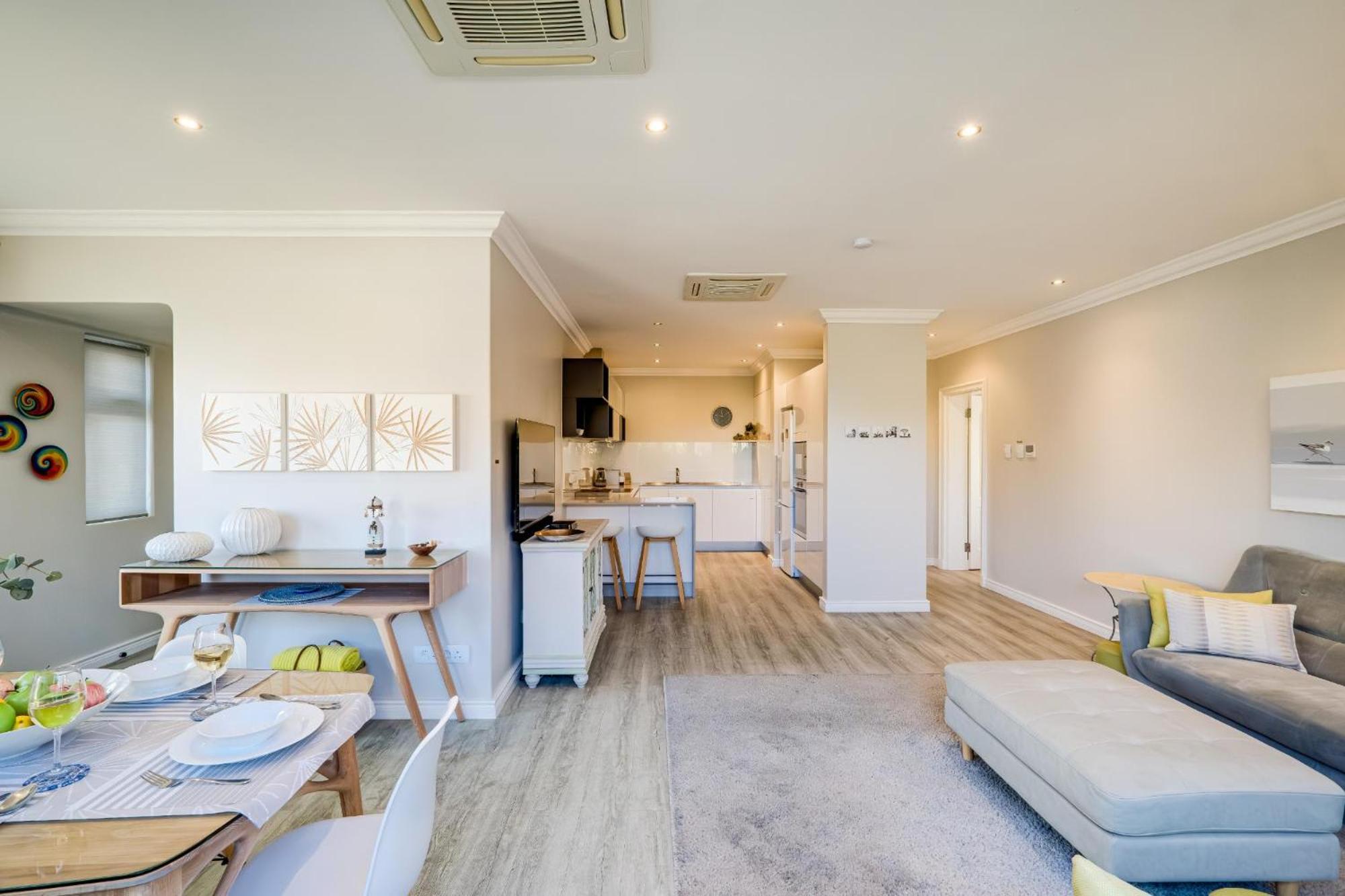 Apartemen 0 m² dengan 2 kamar tidur dan 1 kamar mandi pribadi di Camps Bay Cape Town Bagian luar foto