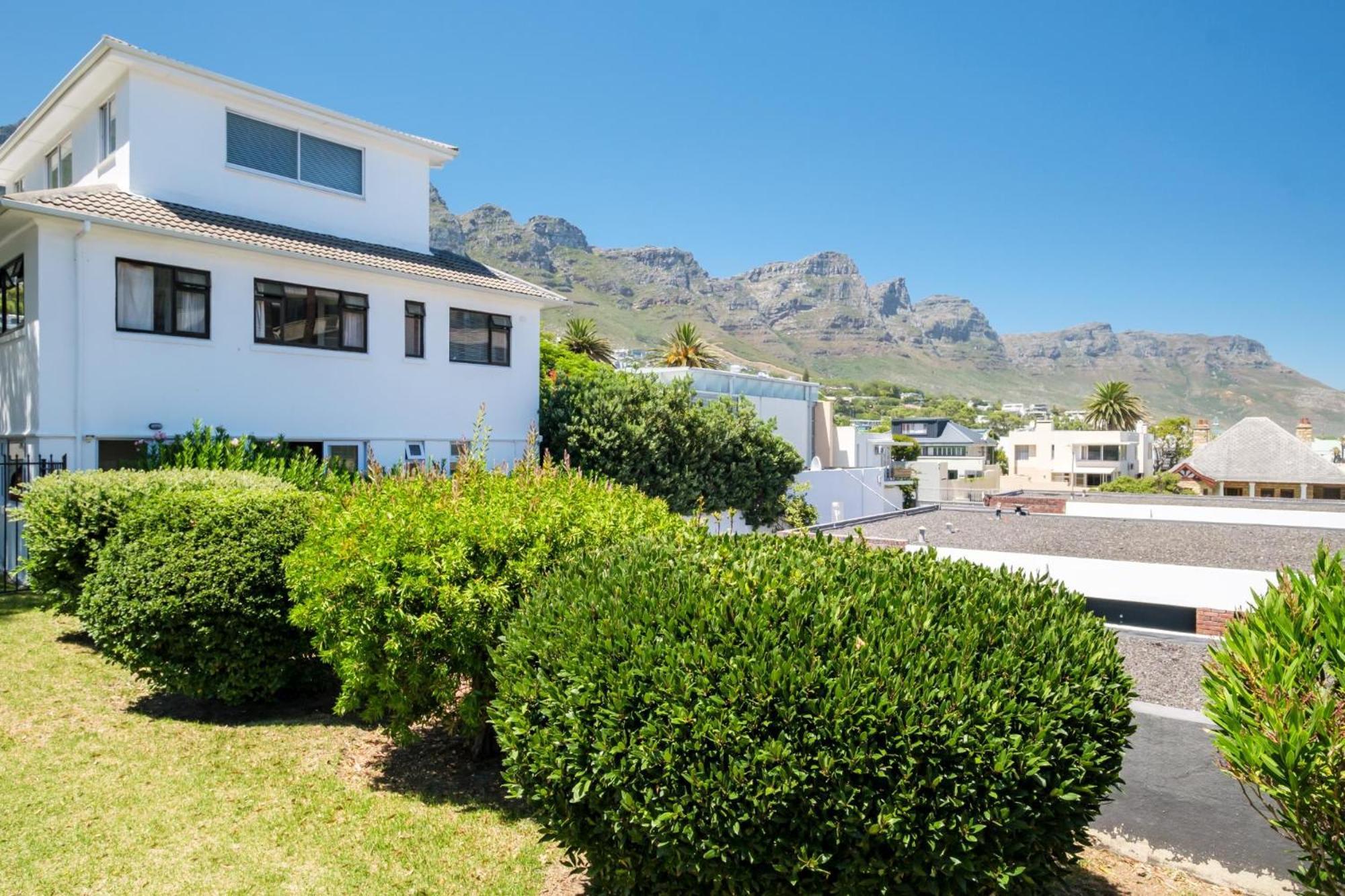 Apartemen 0 m² dengan 2 kamar tidur dan 1 kamar mandi pribadi di Camps Bay Cape Town Bagian luar foto