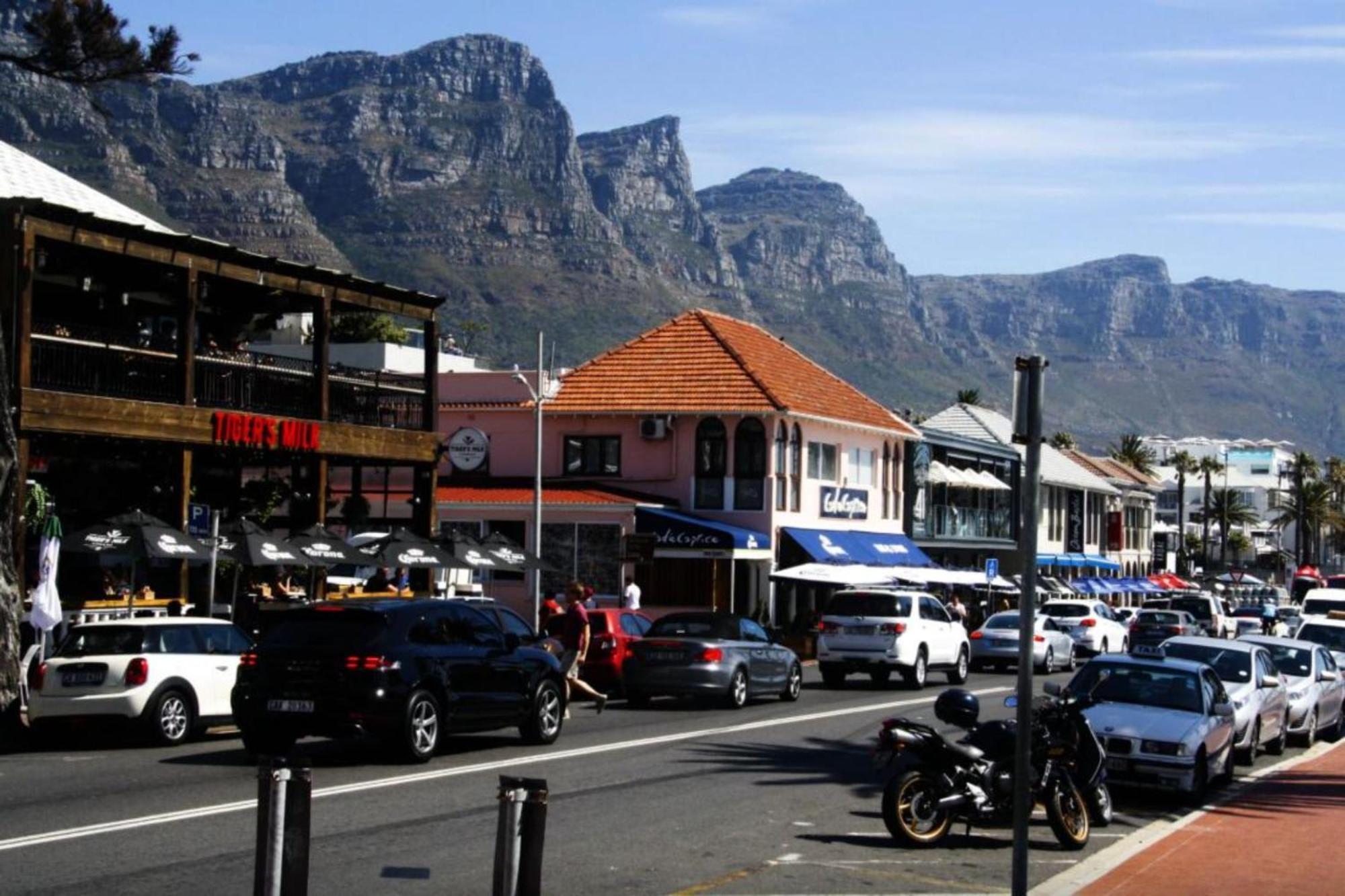 Apartemen 0 m² dengan 2 kamar tidur dan 1 kamar mandi pribadi di Camps Bay Cape Town Bagian luar foto