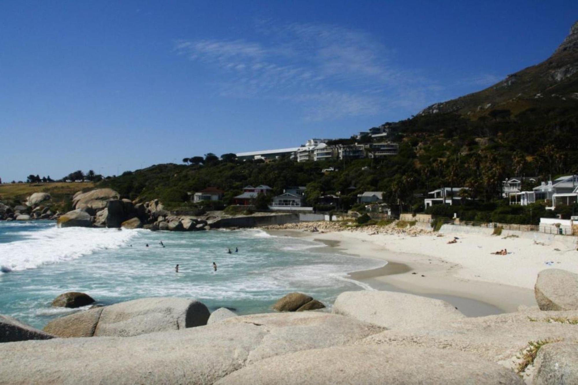 Apartemen 0 m² dengan 2 kamar tidur dan 1 kamar mandi pribadi di Camps Bay Cape Town Bagian luar foto