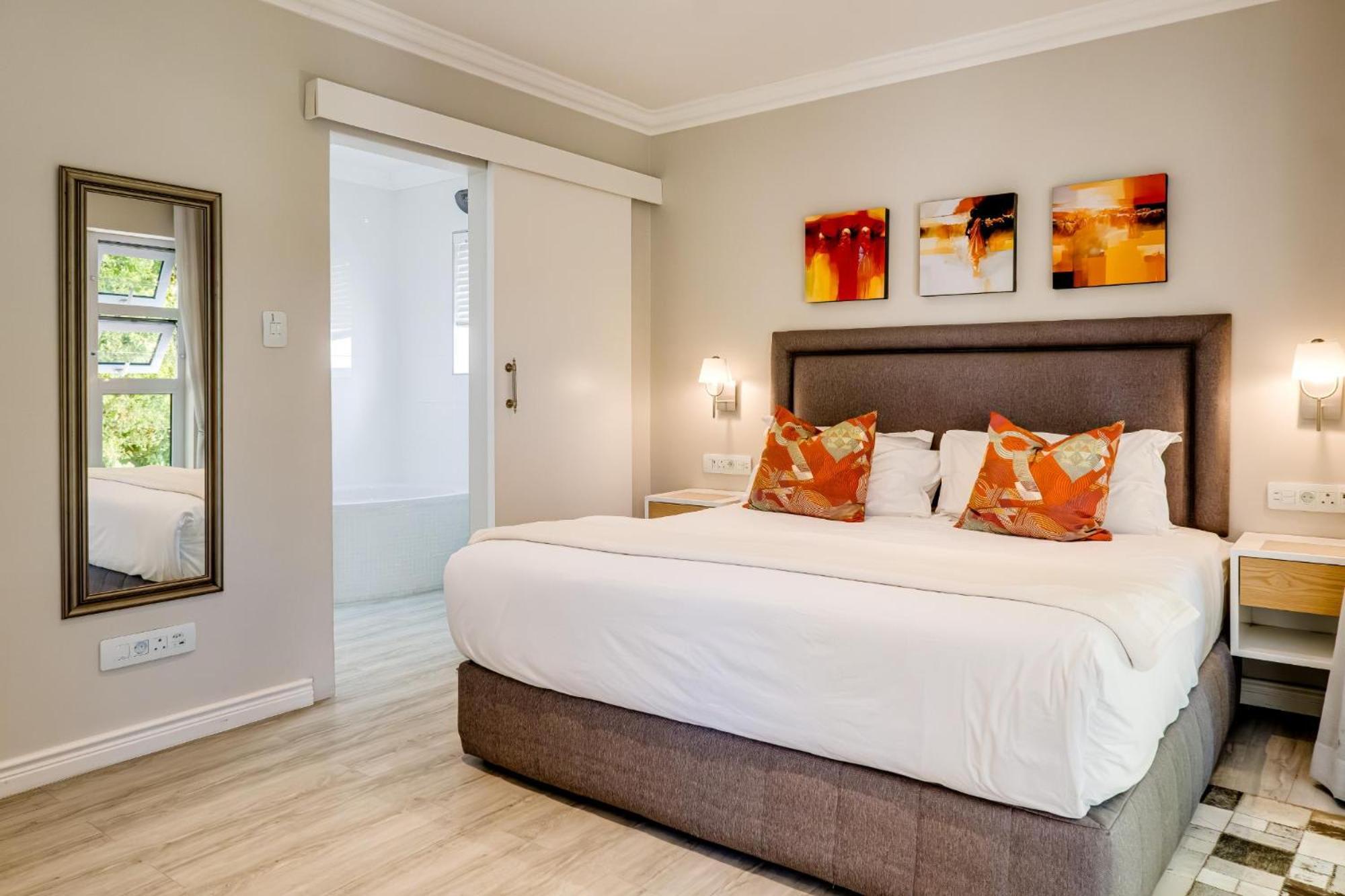 Apartemen 0 m² dengan 2 kamar tidur dan 1 kamar mandi pribadi di Camps Bay Cape Town Bagian luar foto