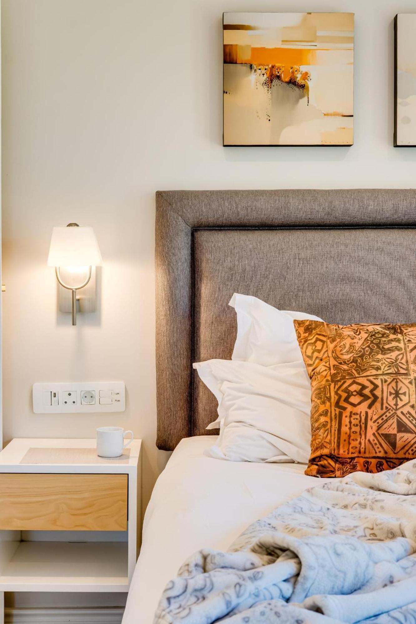 Apartemen 0 m² dengan 2 kamar tidur dan 1 kamar mandi pribadi di Camps Bay Cape Town Bagian luar foto
