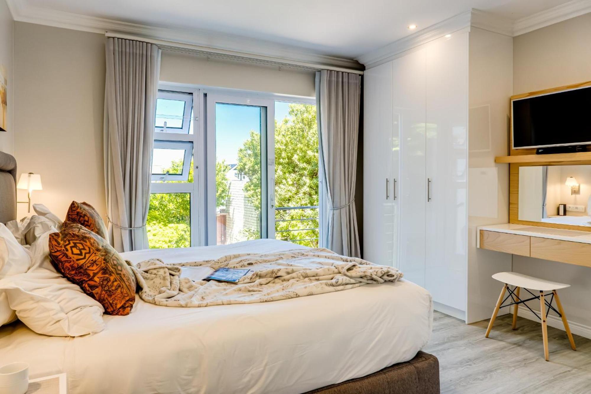 Apartemen 0 m² dengan 2 kamar tidur dan 1 kamar mandi pribadi di Camps Bay Cape Town Bagian luar foto
