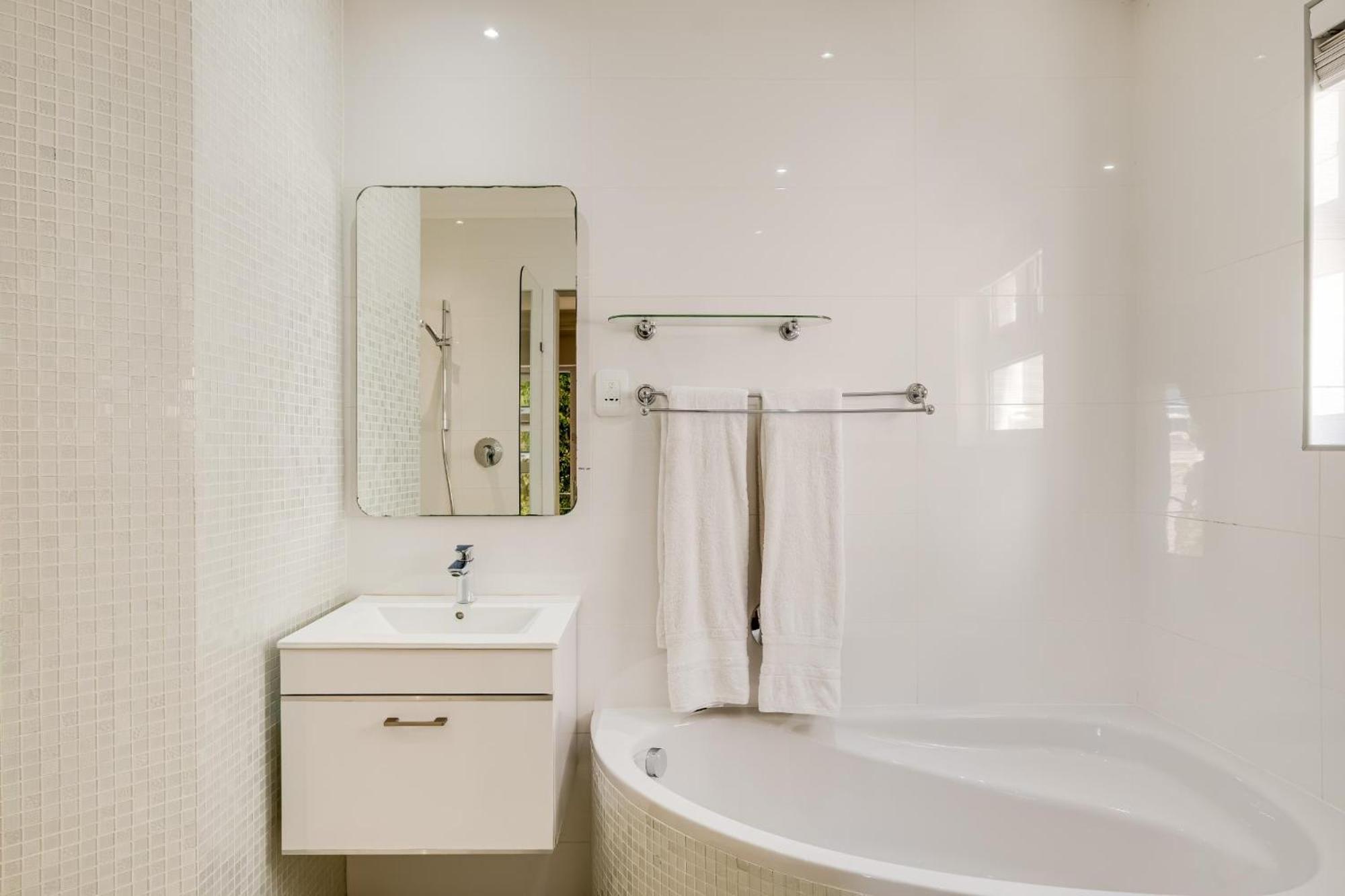 Apartemen 0 m² dengan 2 kamar tidur dan 1 kamar mandi pribadi di Camps Bay Cape Town Bagian luar foto
