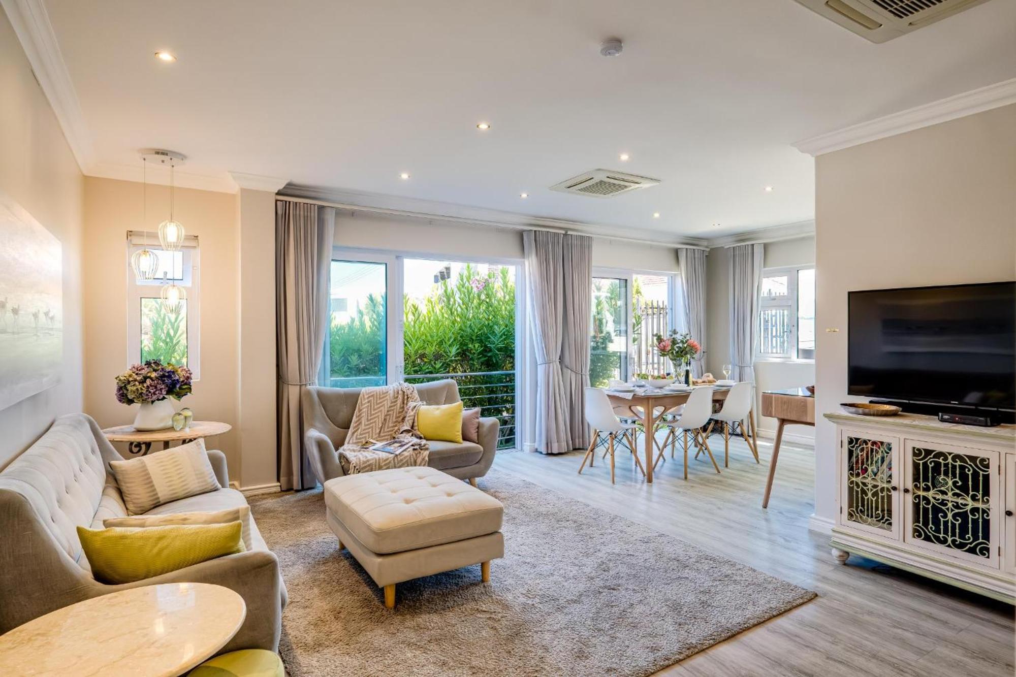 Apartemen 0 m² dengan 2 kamar tidur dan 1 kamar mandi pribadi di Camps Bay Cape Town Bagian luar foto