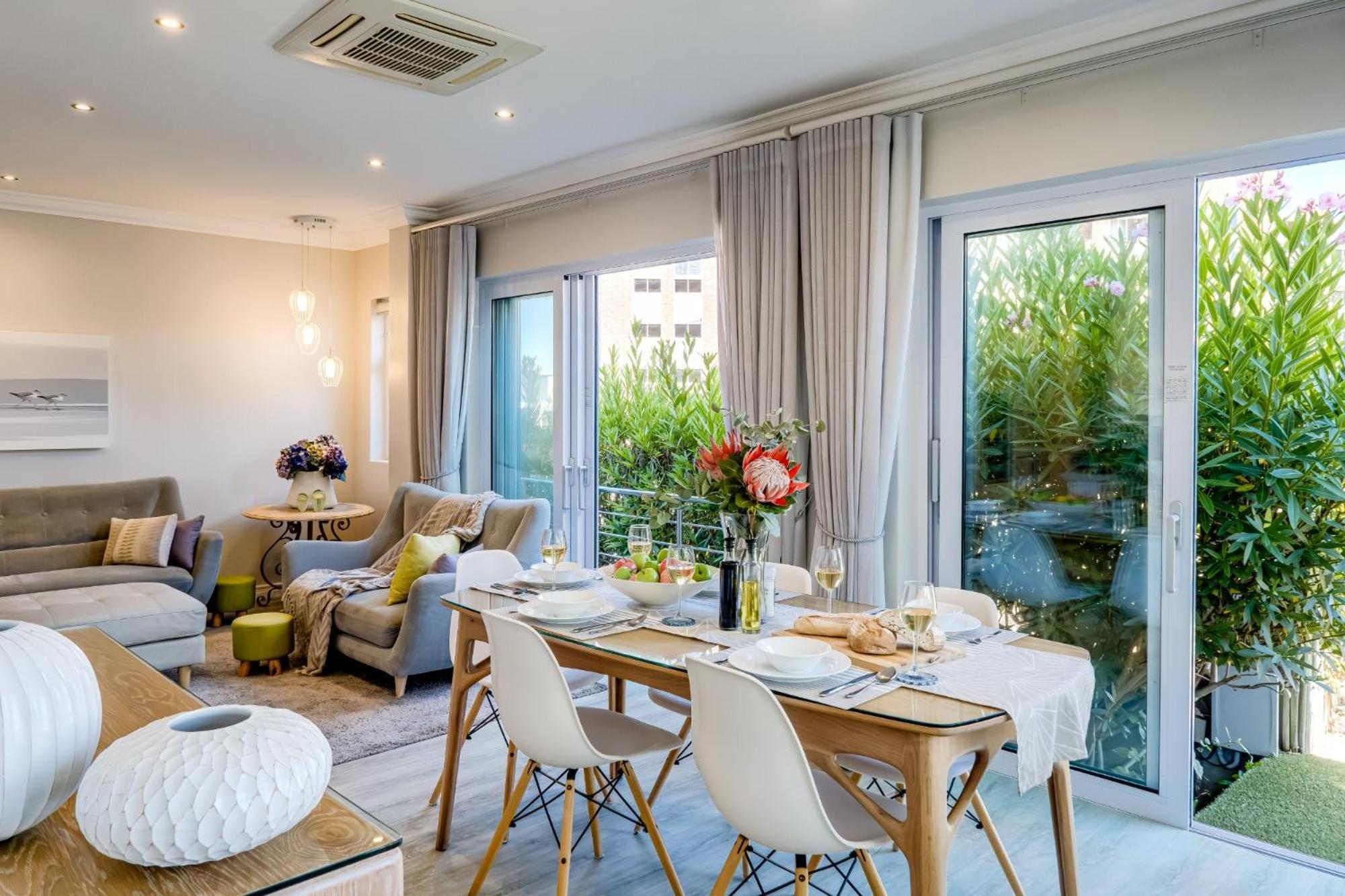 Apartemen 0 m² dengan 2 kamar tidur dan 1 kamar mandi pribadi di Camps Bay Cape Town Bagian luar foto
